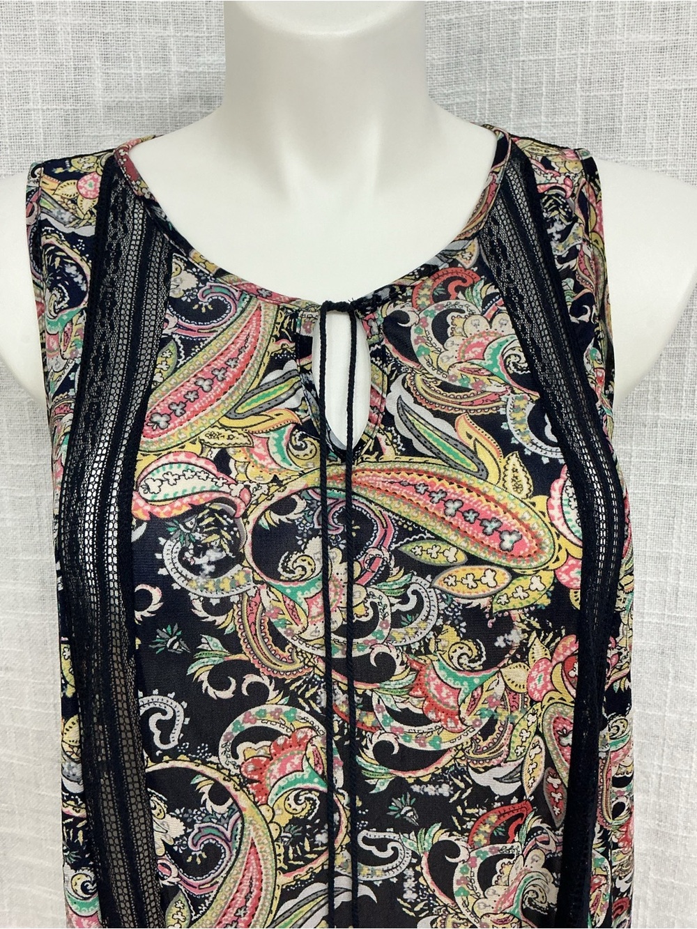 Siren Lily Black Paisley Tie-Front Sleeveless Camisole - Picture 3 of 9